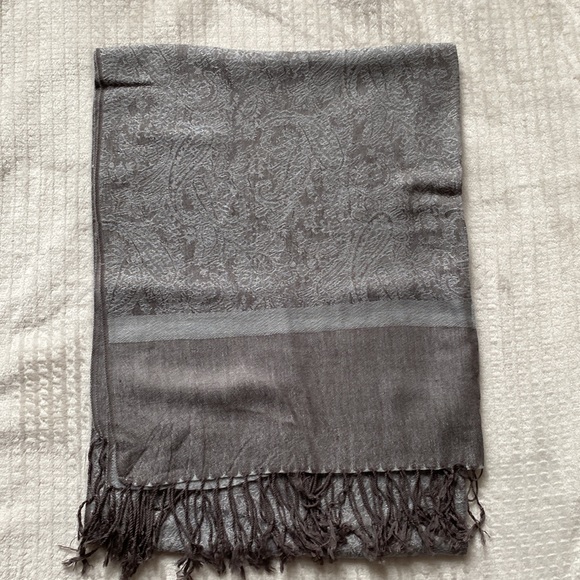 assortment of large scarves. - Picture 3 of 4